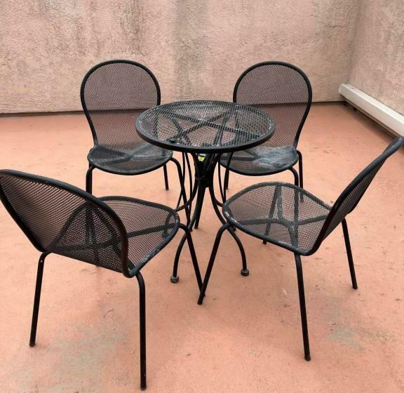 Pacific Breeze Right Next To Huntington Beach Pier! Steps From Beach!!