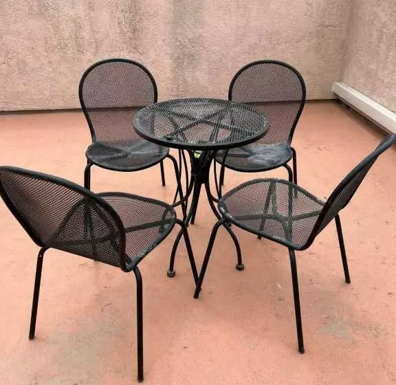 Pacific Breeze Right Next To Huntington Beach Pier! Steps From Beach!!