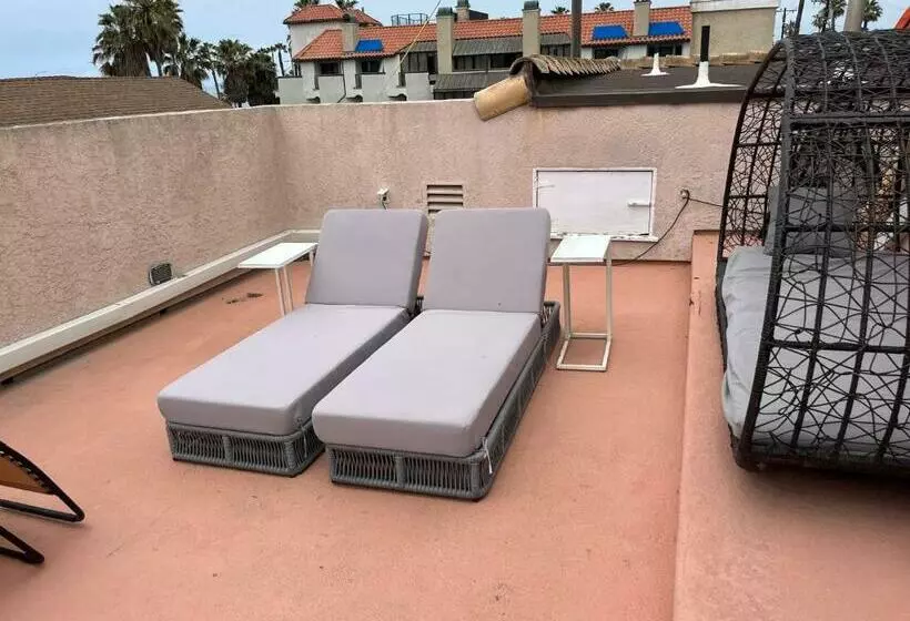 Pacific Breeze Right Next To Huntington Beach Pier! Steps From Beach!!