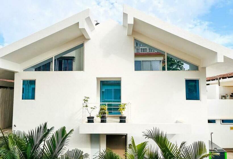 Contemporary 4bhk Villa With Pool Near Candolim