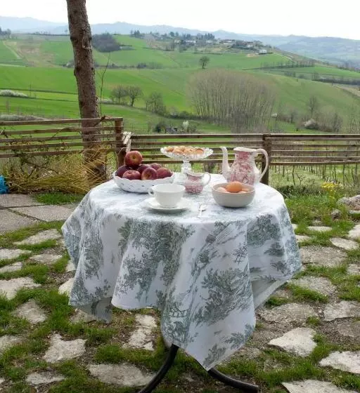 ホテル Agriturismo Azienda Agricola Mombisaggio