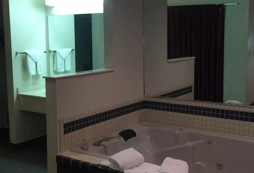 Отель Amerihost Inn & Suites  Mexico