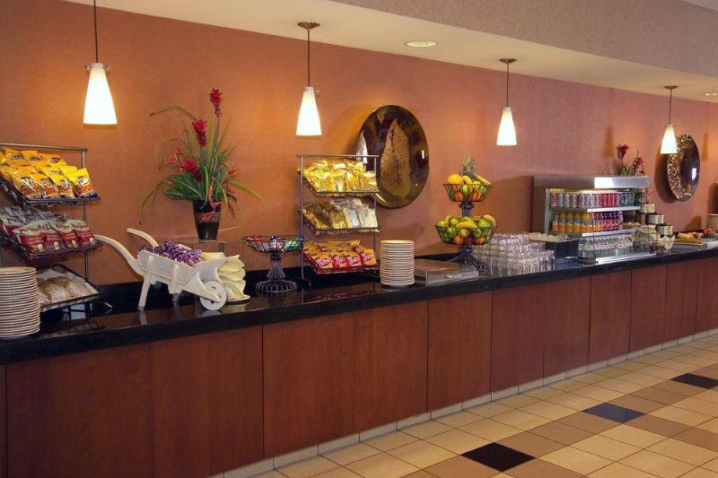 בית מלון כפרי Sheraton Westport Plaza