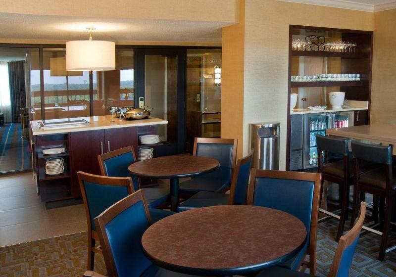 בית מלון כפרי Sheraton Westport Plaza
