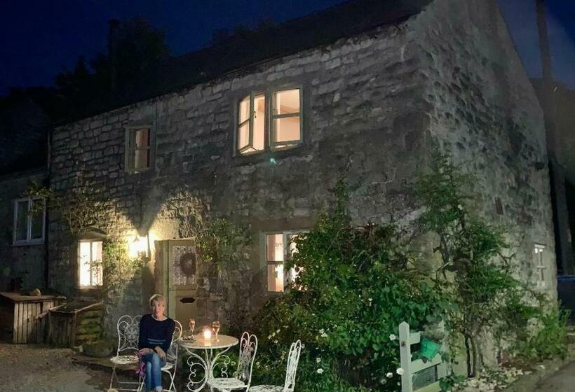 Idyllic, Beautiful, Traditional Cottage In Rural Village With Wood Burner And Great Local Pub