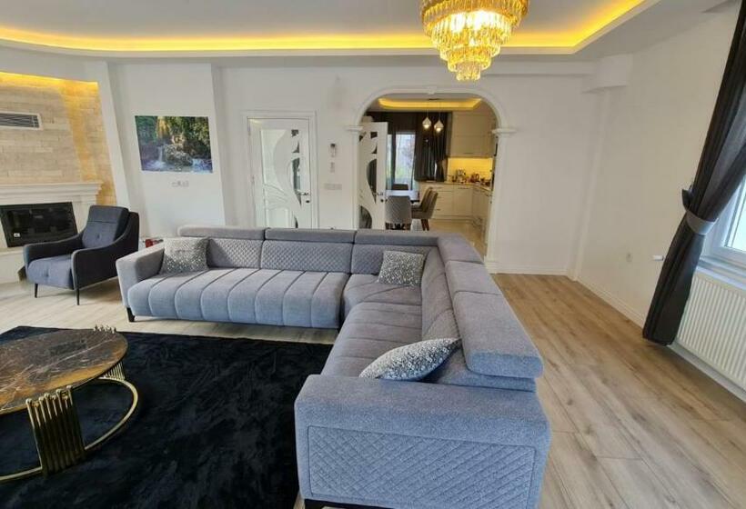 Orman Manzaralı Havuzlu Villa