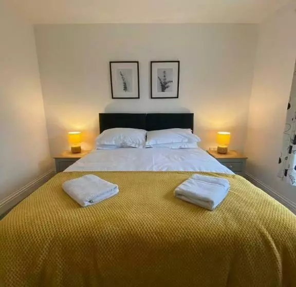 Spacious 3 Bed Flat A Stones Throw From The Beach