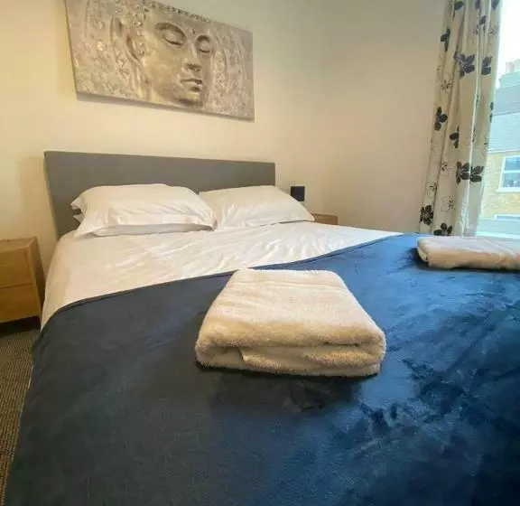 Spacious 3 Bed Flat A Stones Throw From The Beach