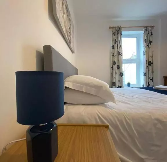 Spacious 3 Bed Flat A Stones Throw From The Beach