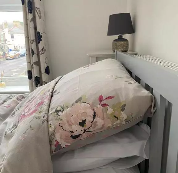 Spacious 3 Bed Flat A Stones Throw From The Beach
