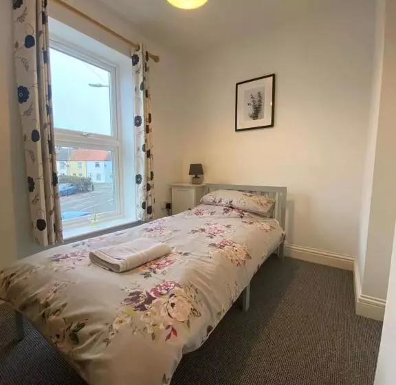 Spacious 3 Bed Flat A Stones Throw From The Beach