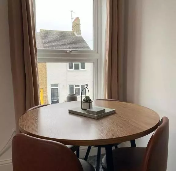 Spacious 3 Bed Flat A Stones Throw From The Beach