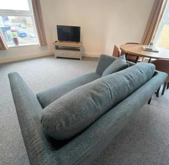 Spacious 3 Bed Flat A Stones Throw From The Beach