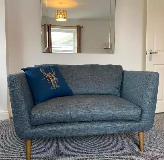 Spacious 3 Bed Flat A Stones Throw From The Beach