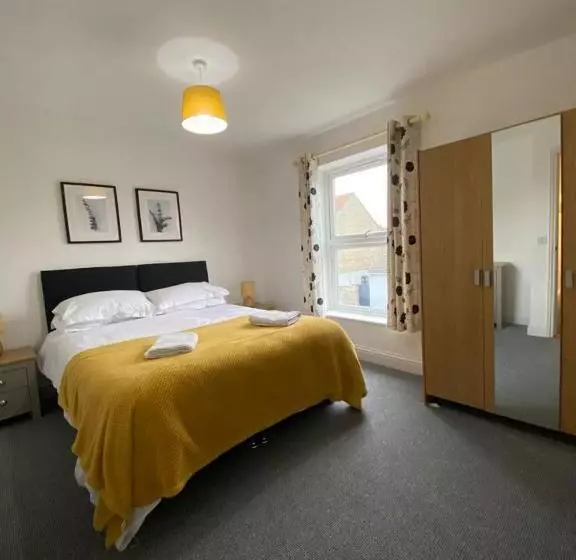 Spacious 3 Bed Flat A Stones Throw From The Beach