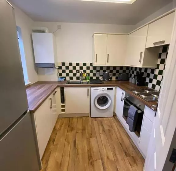 Spacious 3 Bed Flat A Stones Throw From The Beach