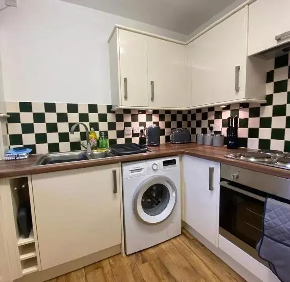 Spacious 3 Bed Flat A Stones Throw From The Beach
