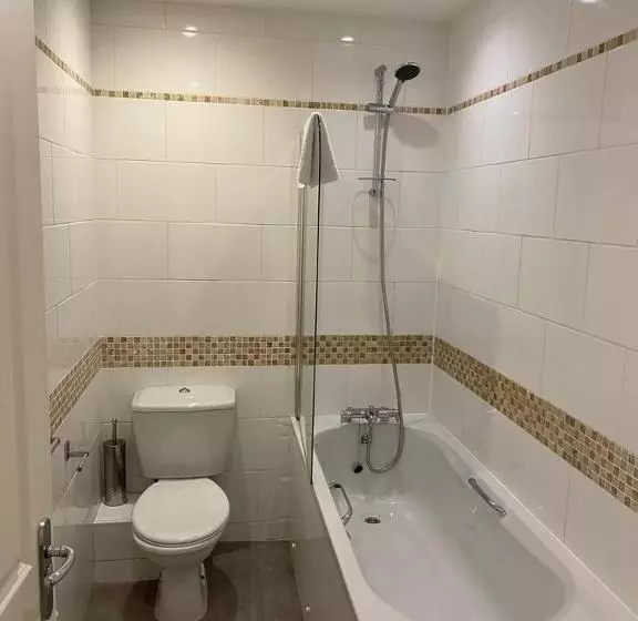 Spacious 3 Bed Flat A Stones Throw From The Beach