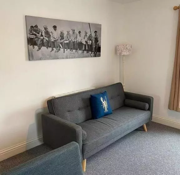 Spacious 3 Bed Flat A Stones Throw From The Beach