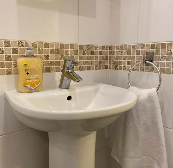 Spacious 3 Bed Flat A Stones Throw From The Beach