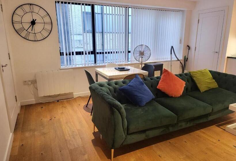 City Centre Stylish Apartment Croydon Free Parking Provided