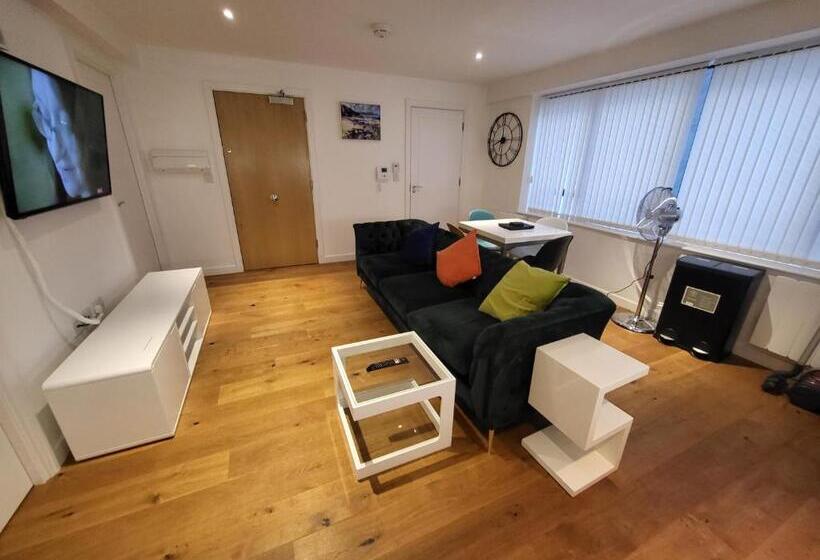 City Centre Stylish Apartment Croydon Free Parking Provided