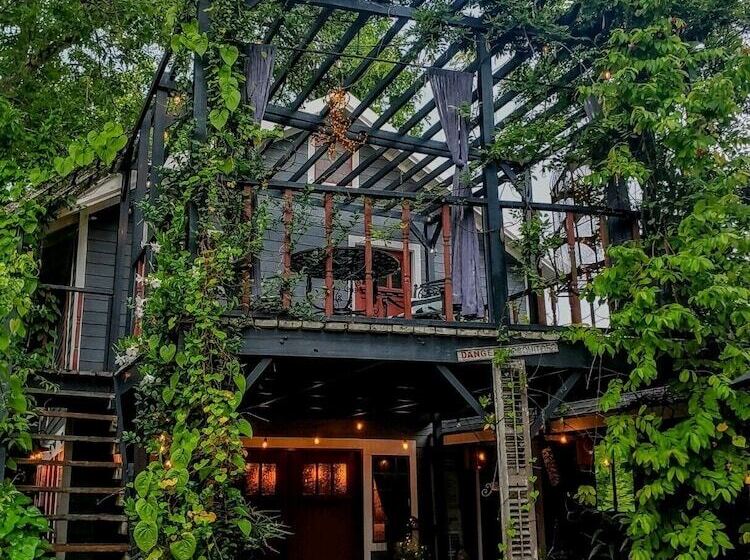 Cedar Oaks Inn The Birdcage Saloon