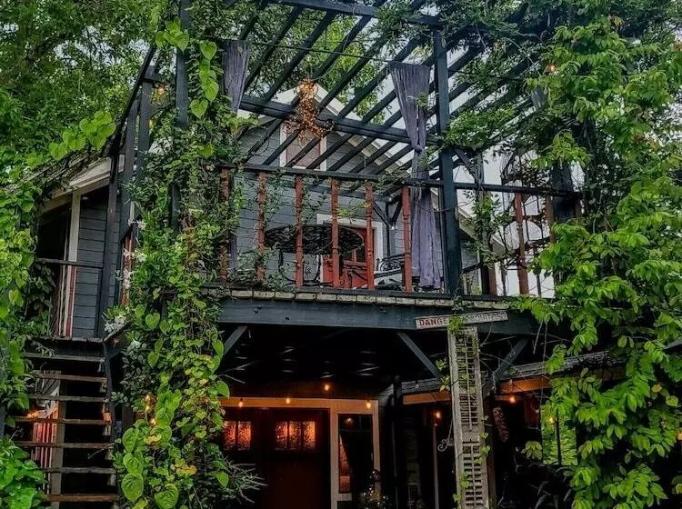 Cedar Oaks Inn The Birdcage Saloon