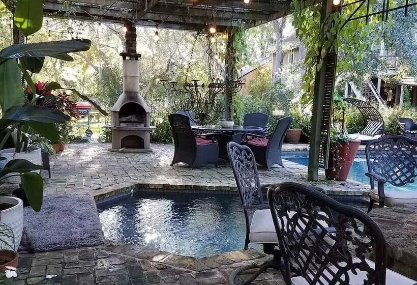 Cedar Oaks Inn The Birdcage Saloon