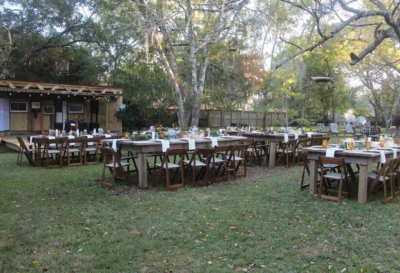 Cedar Oaks Inn The Birdcage Saloon