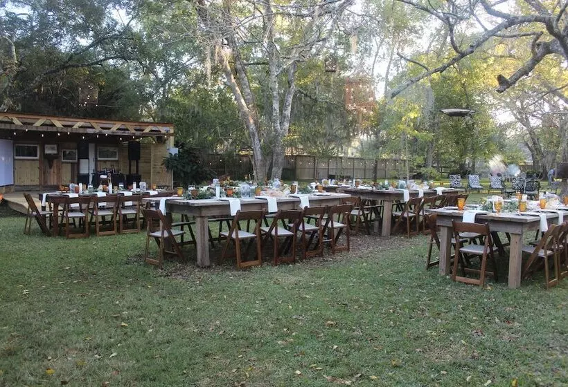 Cedar Oaks Inn The Birdcage Saloon