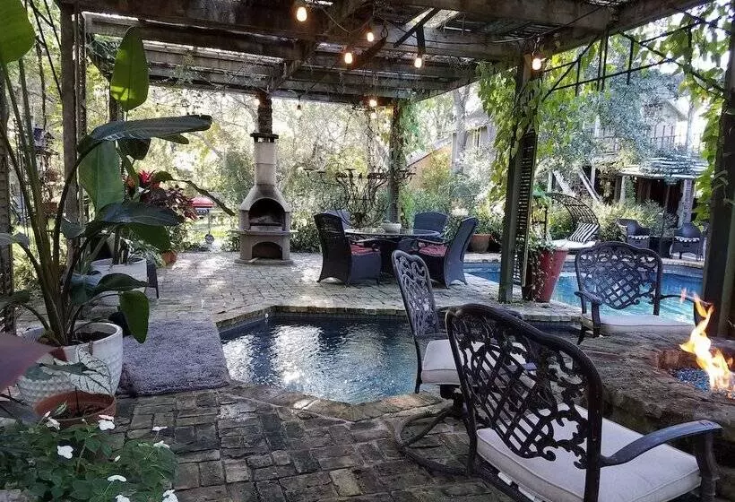 Cedar Oaks Inn The Birdcage Saloon