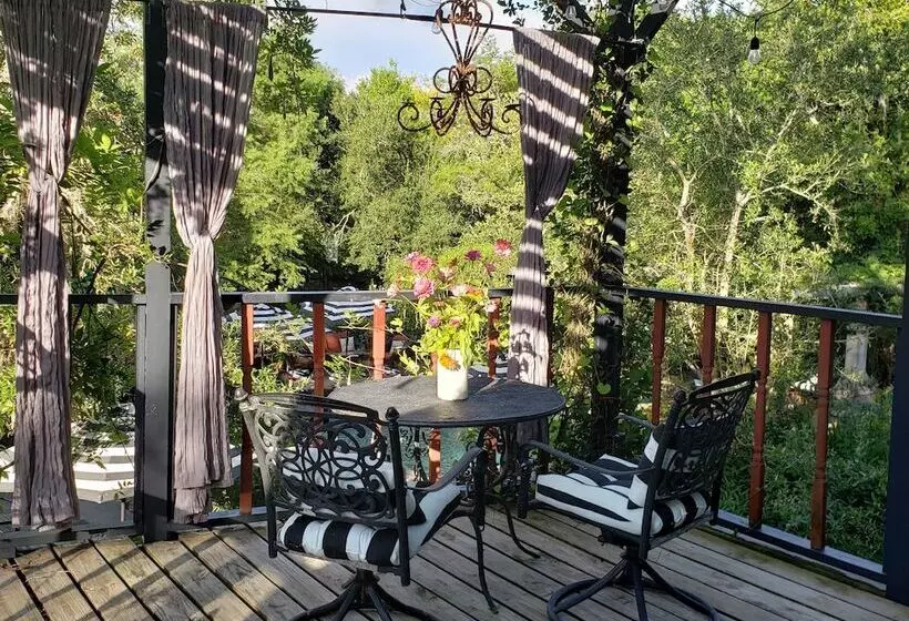 Cedar Oaks Inn The Birdcage Saloon