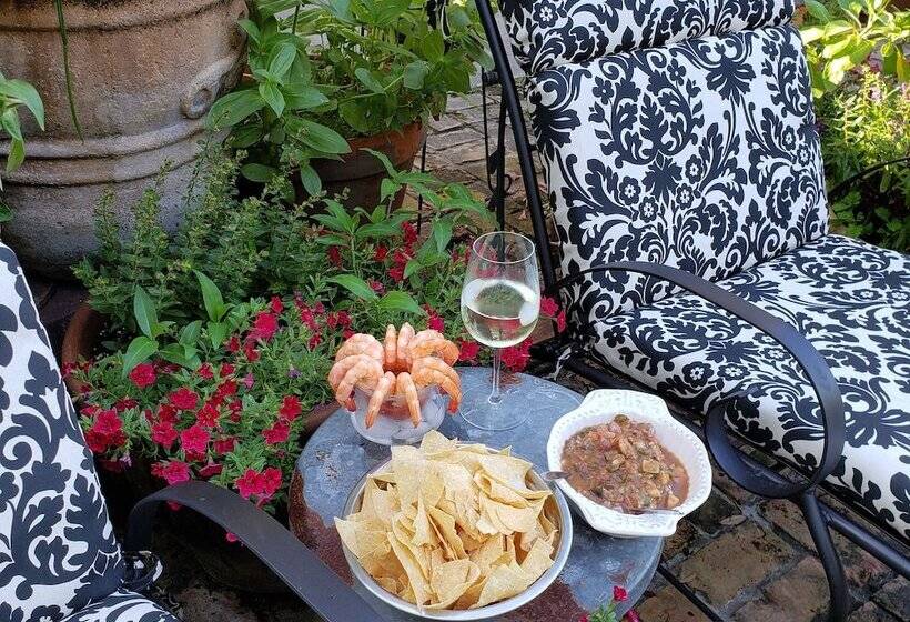 Cedar Oaks Inn The Birdcage Saloon