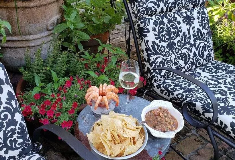 Cedar Oaks Inn The Birdcage Saloon