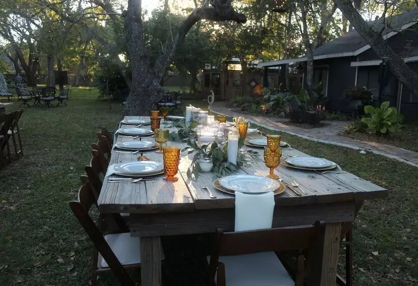 Cedar Oaks Inn The Birdcage Saloon