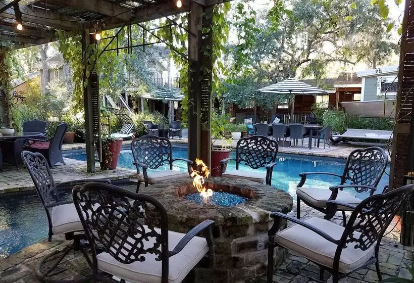 Cedar Oaks Inn The Birdcage Saloon