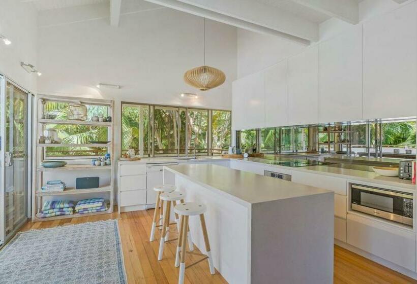 Beachside Oasis With Pool Close To Beach And National Park Access Walk To Cafes