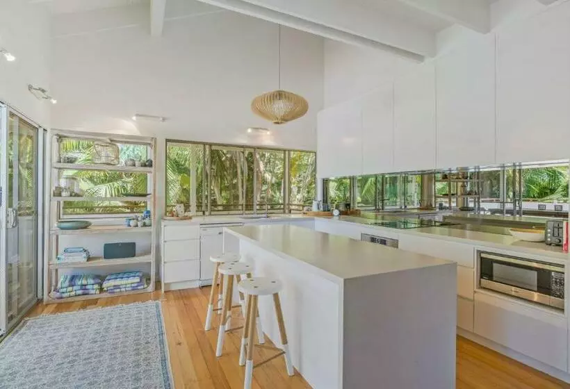 Beachside Oasis With Pool Close To Beach And National Park Access Walk To Cafes