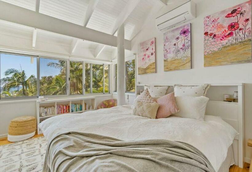 Beachside Oasis With Pool Close To Beach And National Park Access Walk To Cafes