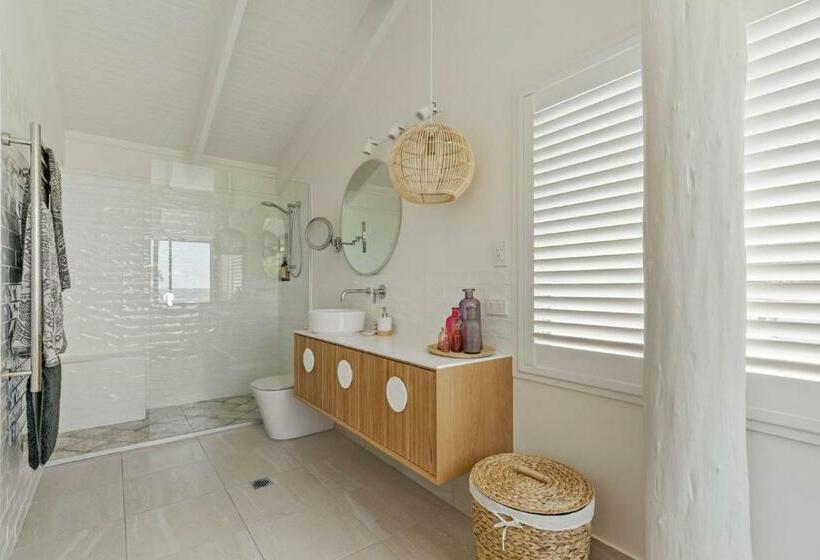 Beachside Oasis With Pool Close To Beach And National Park Access Walk To Cafes