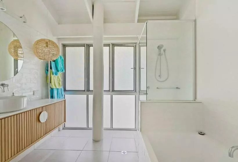 Beachside Oasis With Pool Close To Beach And National Park Access Walk To Cafes