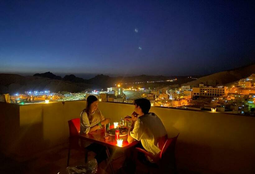 تختخواب و صبحانه Hustle S Look