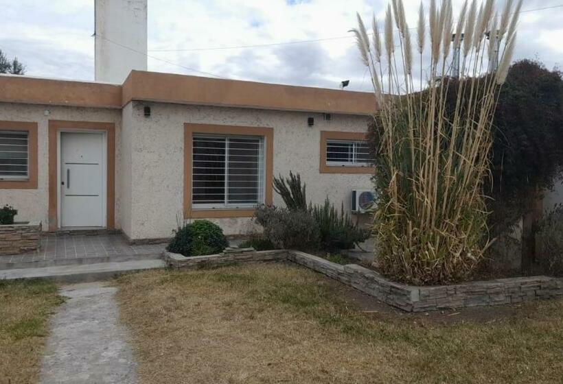 Moderna Casa Con Excelente Ubicación En Valle Hermoso