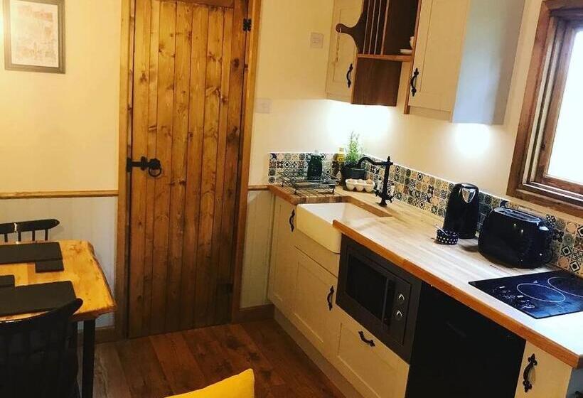 The Owls Rest Shepherds Hut Hethel