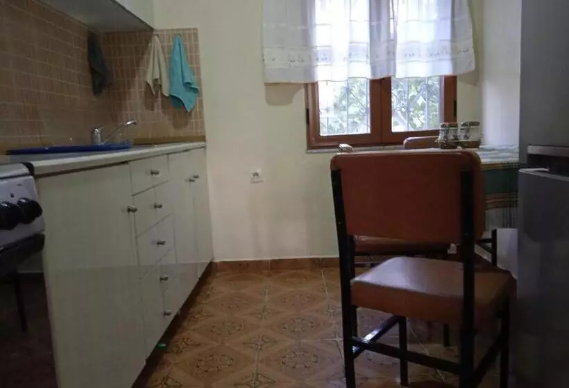 پانسیون Vila N Dervishi