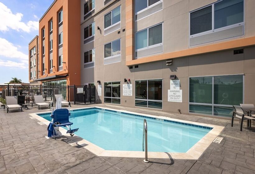 ホテル Holiday Inn Express & Suites   Hawaiian Gardens, An Ihg