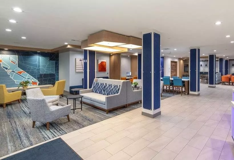 Hotelli Holiday Inn Express & Suites   Hawaiian Gardens, An Ihg