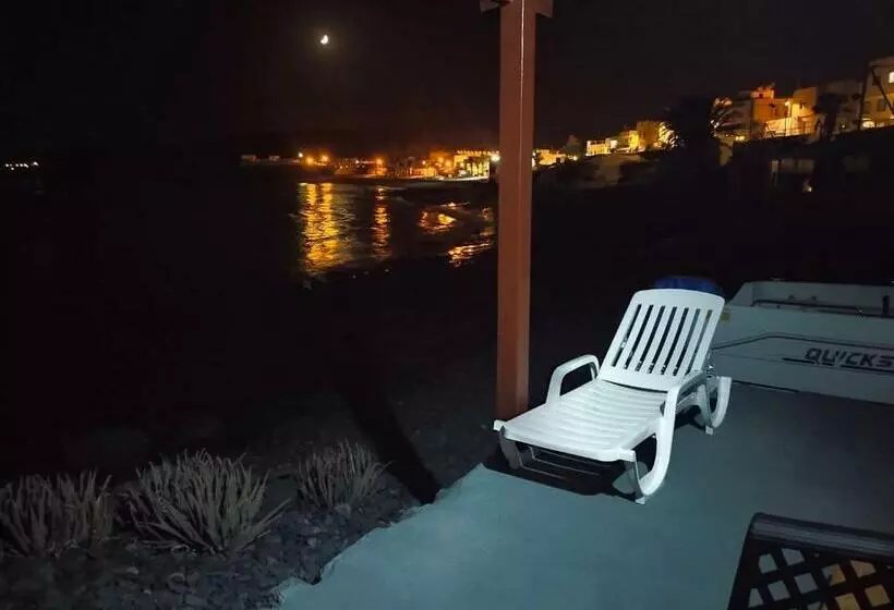 Casa Marinera En La Orilla Del Mar