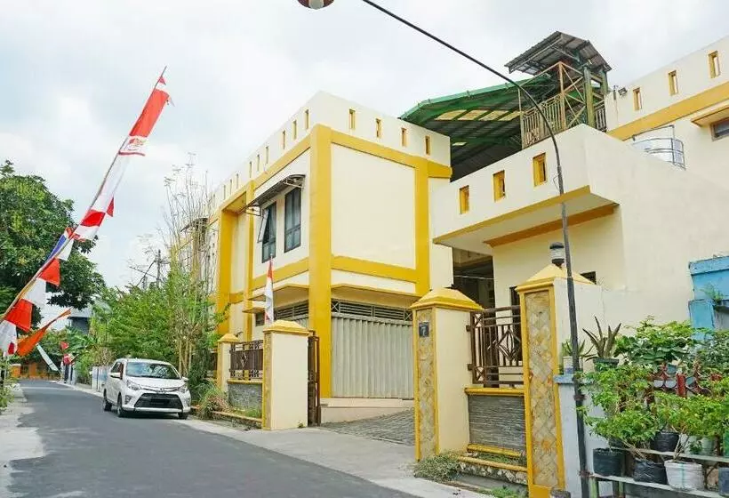 Hotelli Oyo 91580 Kost Bougenville Syariah